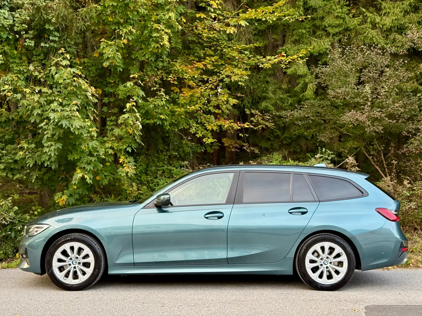 BMW 320 320 d xDrive*1BESITZ*MWST*ACC*TOTWINKEL*LIVECOCKP* Blau - 2