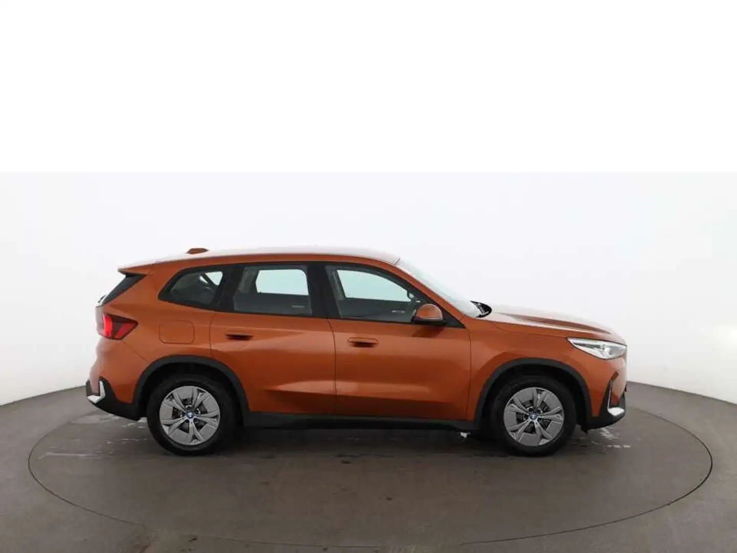 BMW iX1 xDrive30 65kWh Aut LED NAVI LEDER R-CAM TEMP Orange - 2