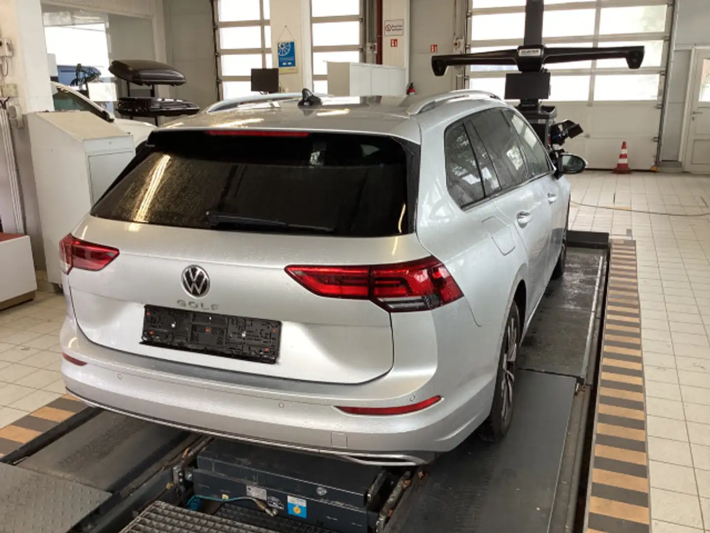 Volkswagen Golf Variant Golf VIII Variant 1.0 TSI Move NAVI ACC APP Ganz Silber - 2