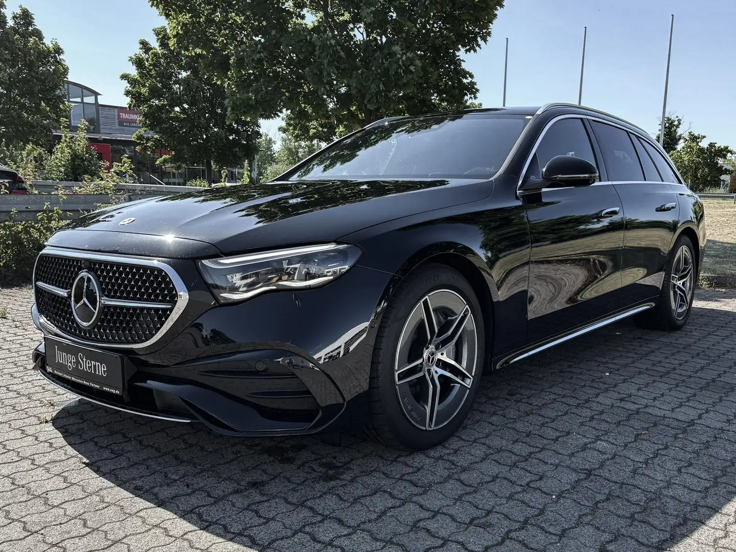 Mercedes-Benz E 220 d T AMG l MBUX+360°+AHK+Distro+DIG-LED+19 Noir - 1