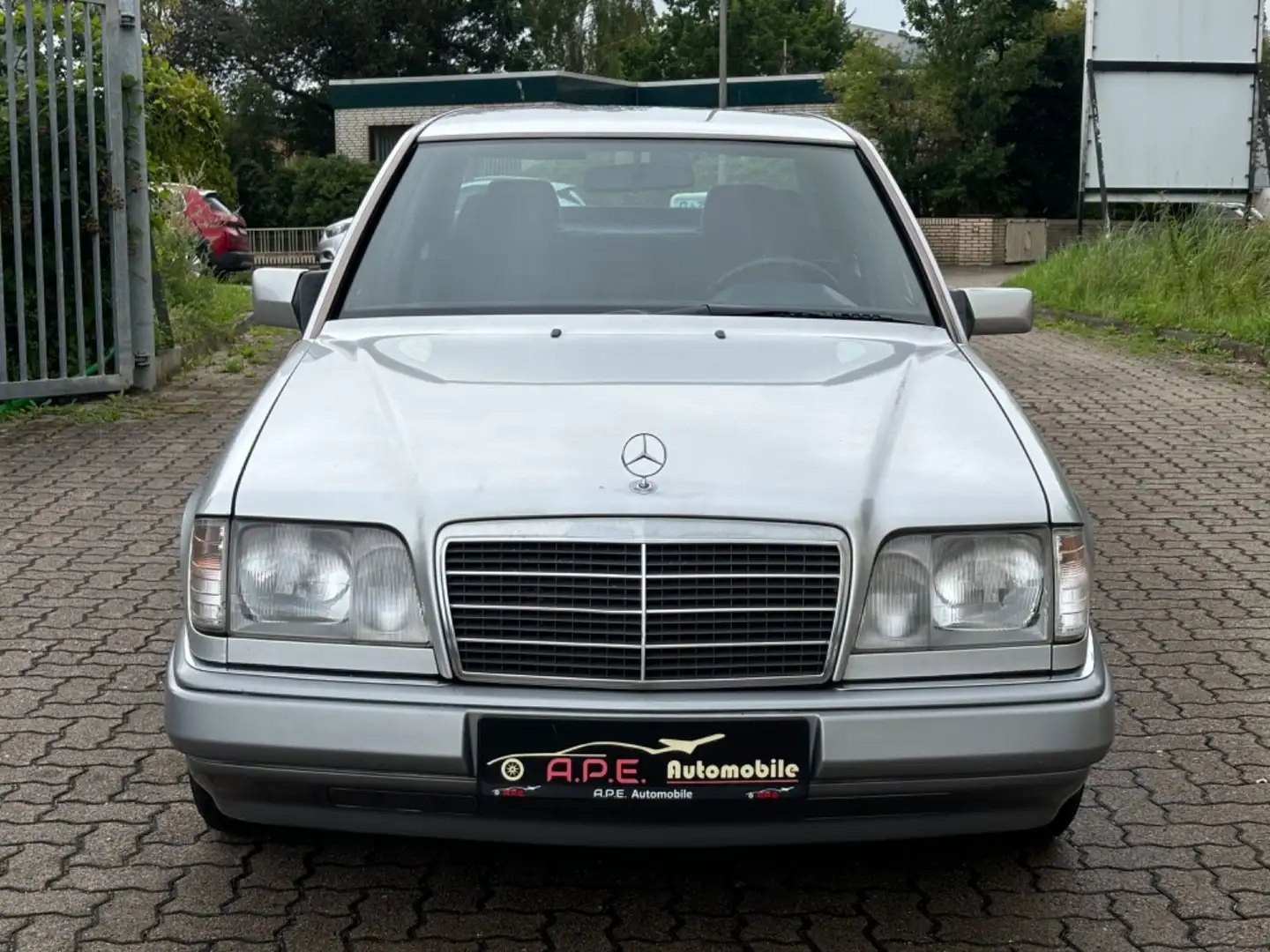 Mercedes-Benz E 280 Limo W124 1 Hand Tüv/Au NEU Zilver - 2