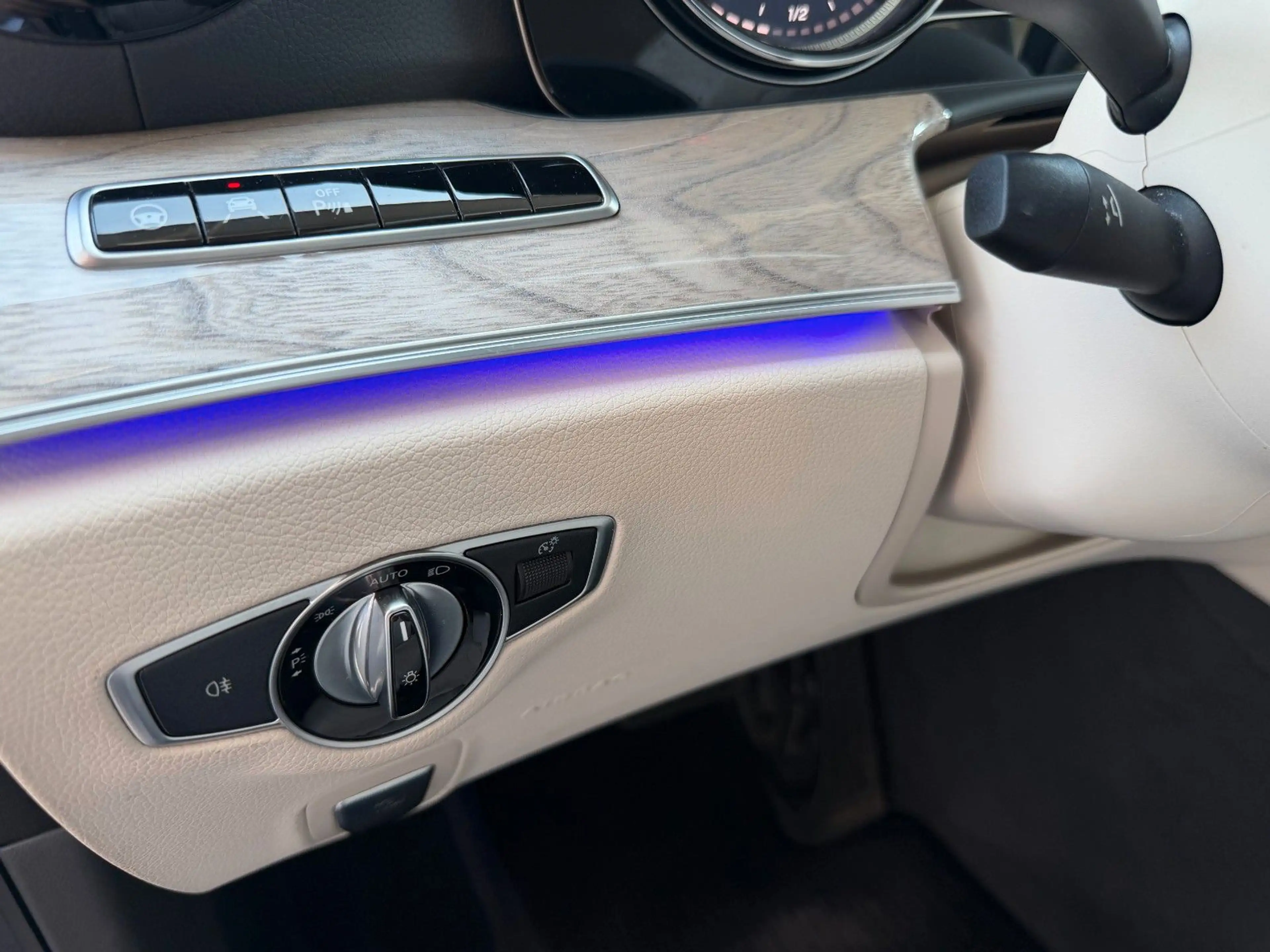 Mercedes-Benz CLS 450 4M+Distr+ESD+AirM+Sitzklima+360 — photo 13
