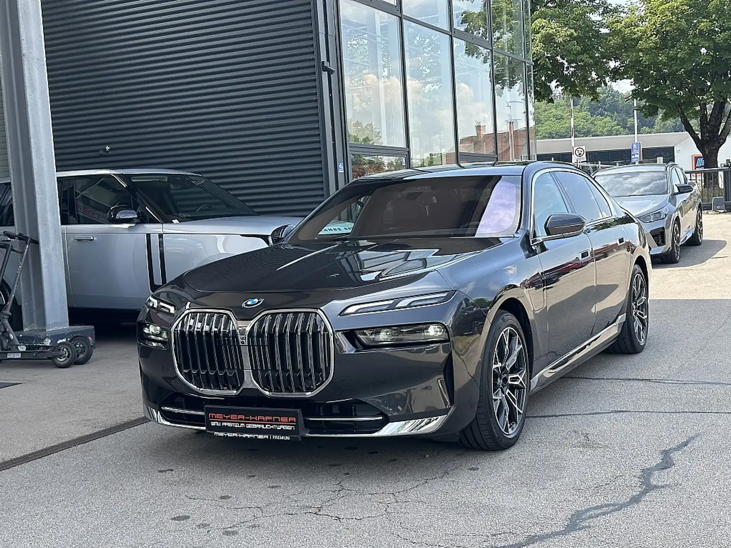 BMW 750 i Hybrid xDrive Limousine G70 Aut. Grijs - 2