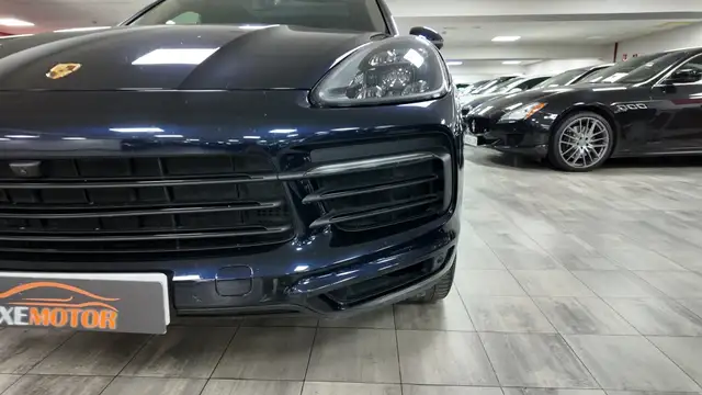 Porsche Cayenne view 9