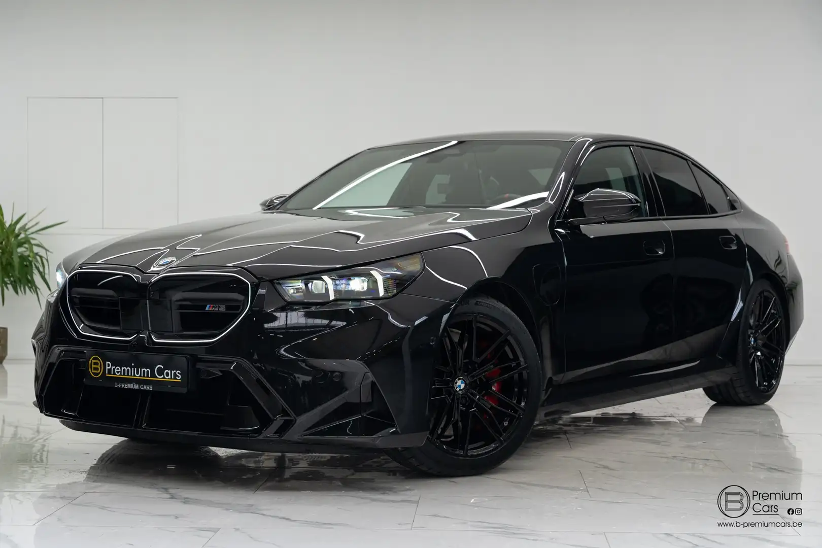 BMW M5 xDrive B&W / HUD / ACC / 360 / Bicolor / Pano Noir - 1