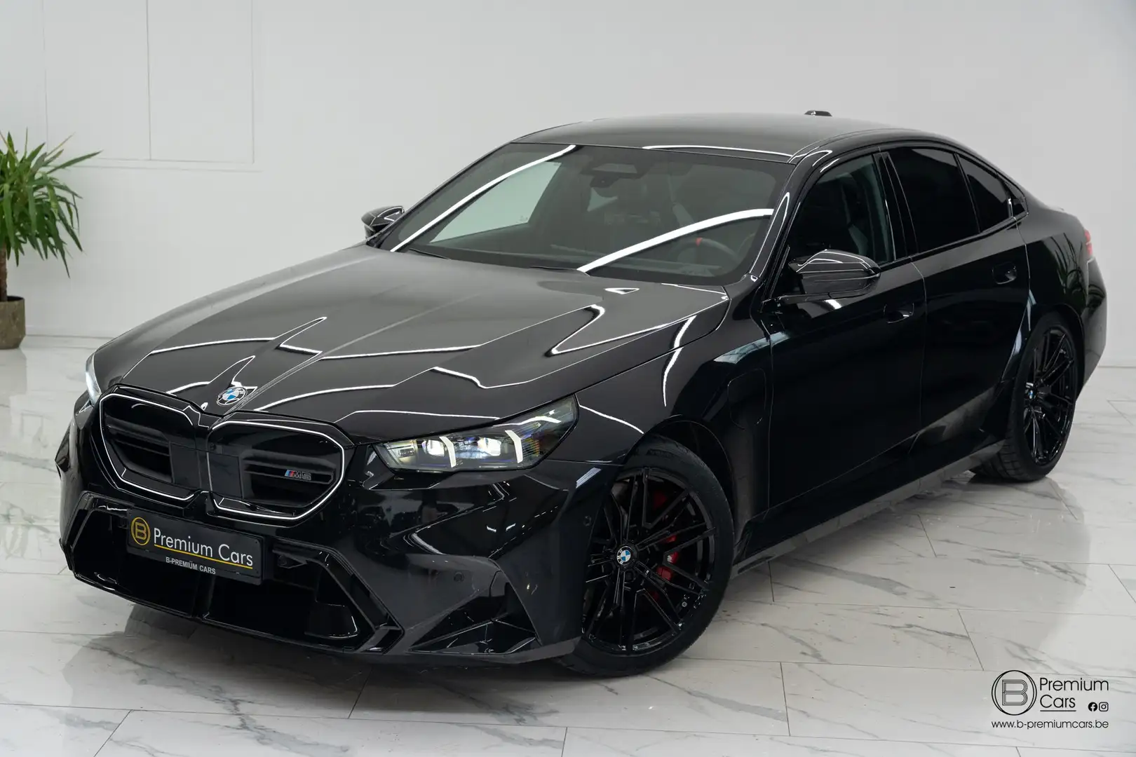 BMW M5 xDrive B&W / HUD / ACC / 360 / Bicolor / Pano Noir - 2