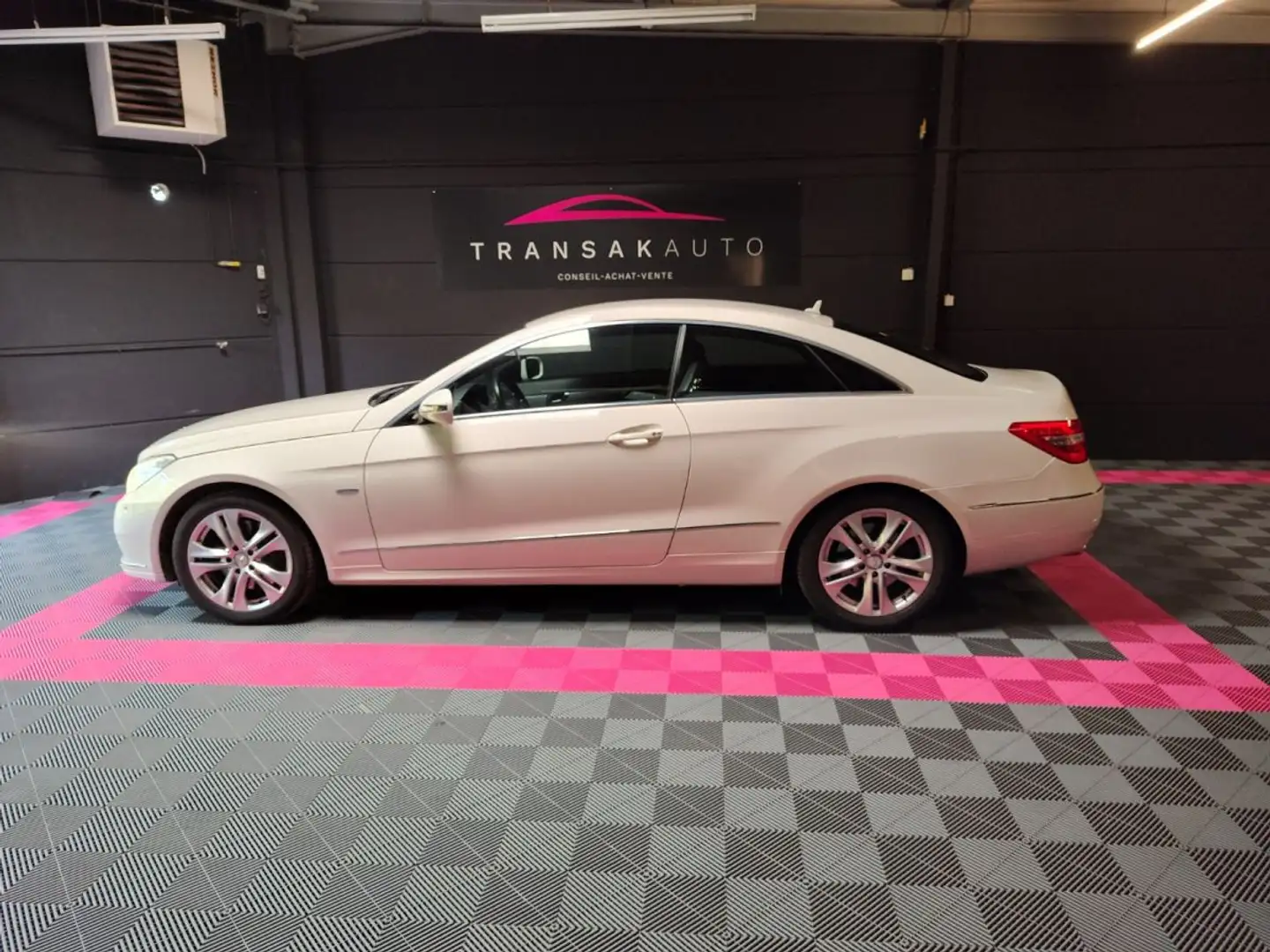 Mercedes-Benz E 350 COUPE 350 CDI BlueEfficiency Executive / Attelage /Historique complet Blanc - 2
