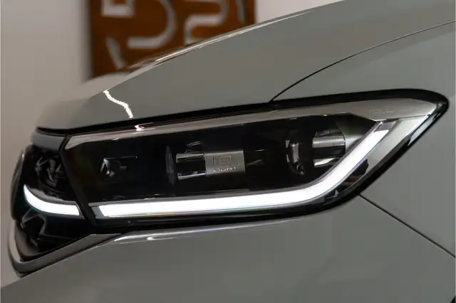 Volkswagen T-Roc view 13