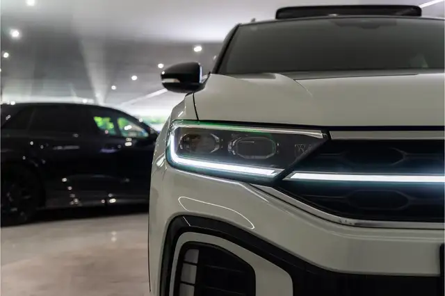 Volkswagen T-Roc view 9