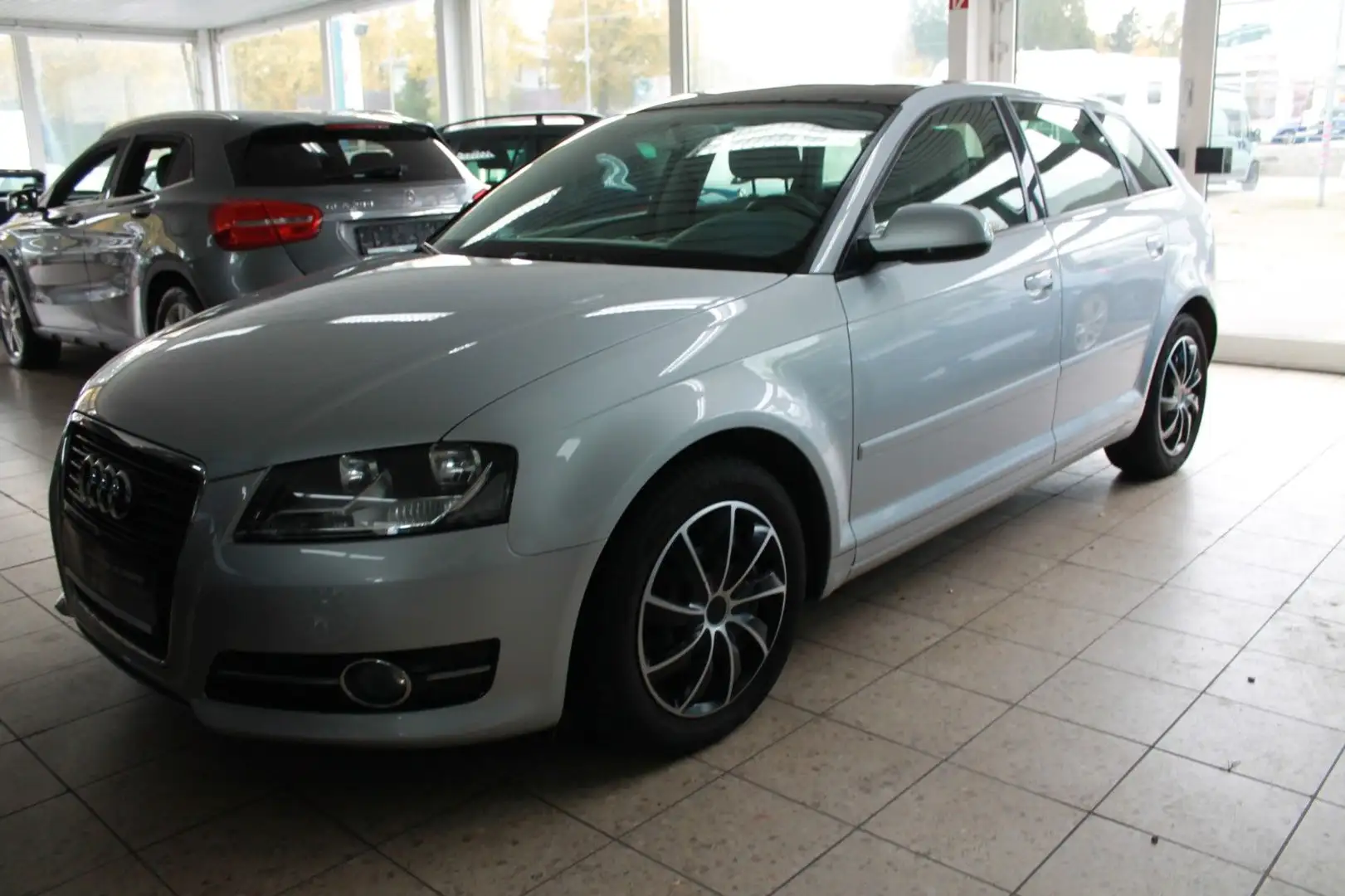 Audi A3 Sportback 1.2 TFSI Attraction Silber - 1