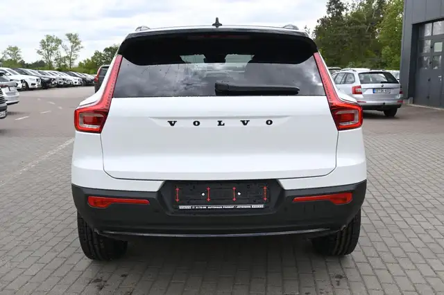Volvo XC40 view 4
