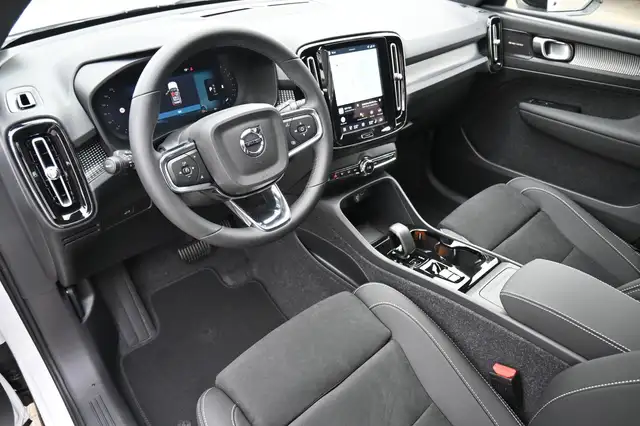 Volvo XC40 view 11