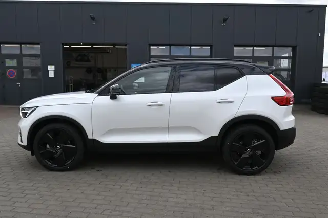 Volvo XC40 view 2