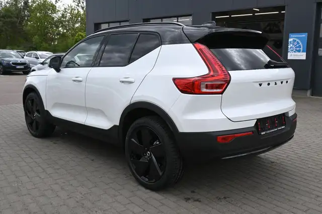 Volvo XC40 view 3