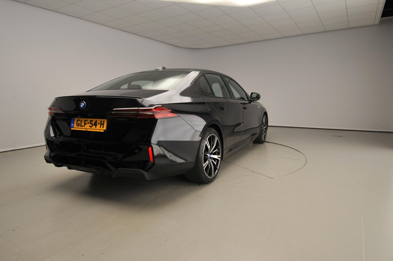 BMW 550 5 Serie Sedan 550e xDrive M-Sportpakket Pro / — photo 2
