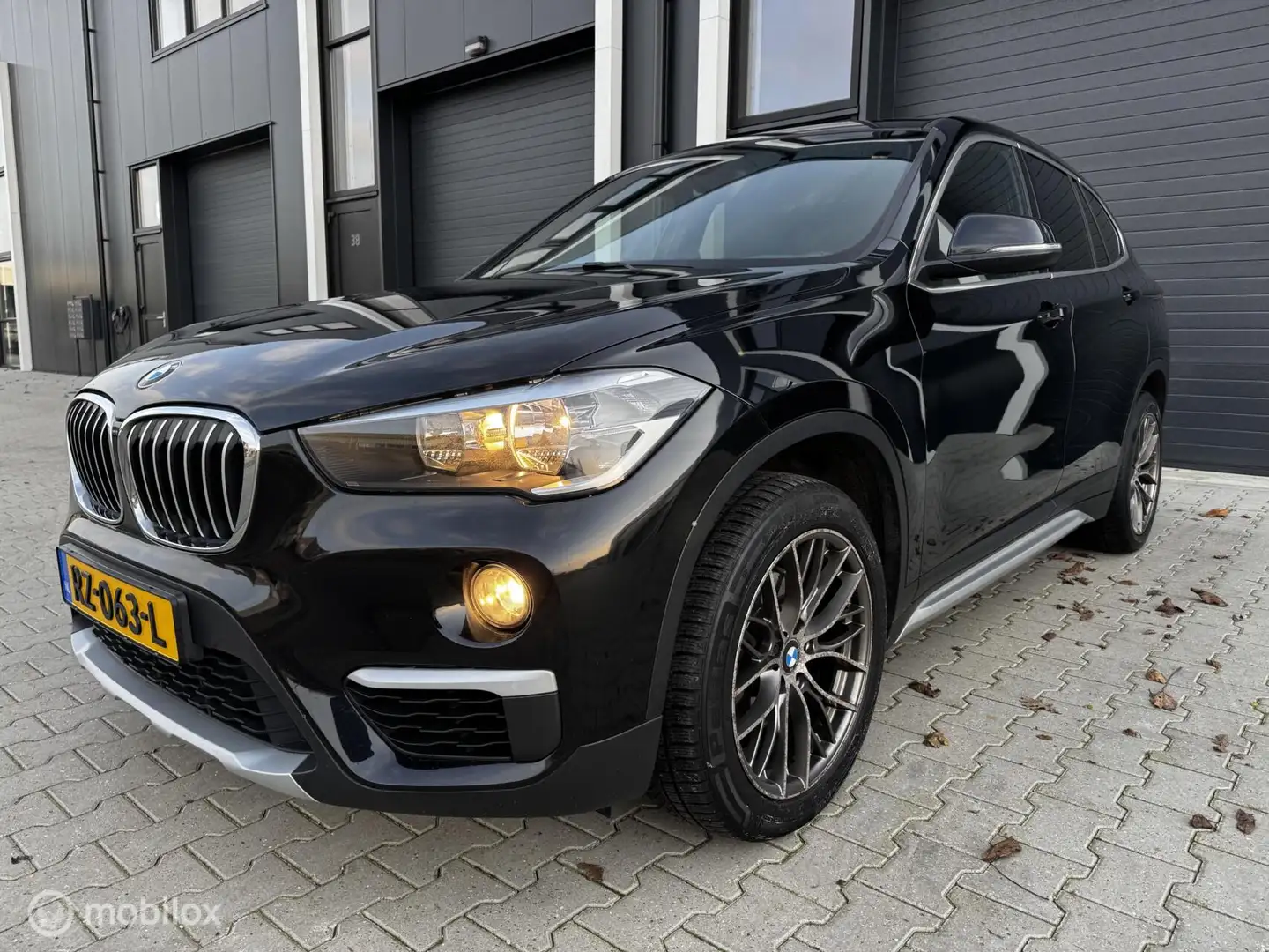 BMW X1 sDrive18d Centennial High Executive Schwarz - 1