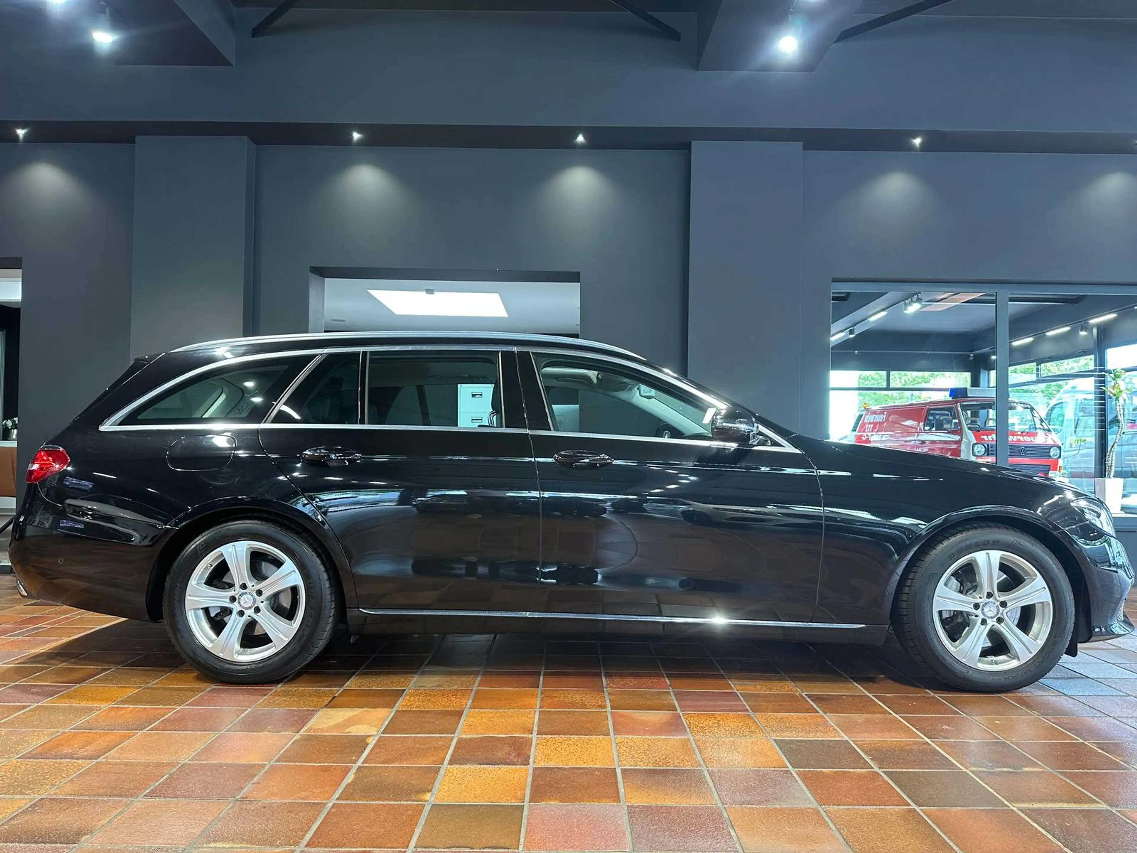 Mercedes-Benz E 250 T 2x AVANTGARDE GLASDACH KAMERA AMBIENTEBELEUCHTUN — photo 10