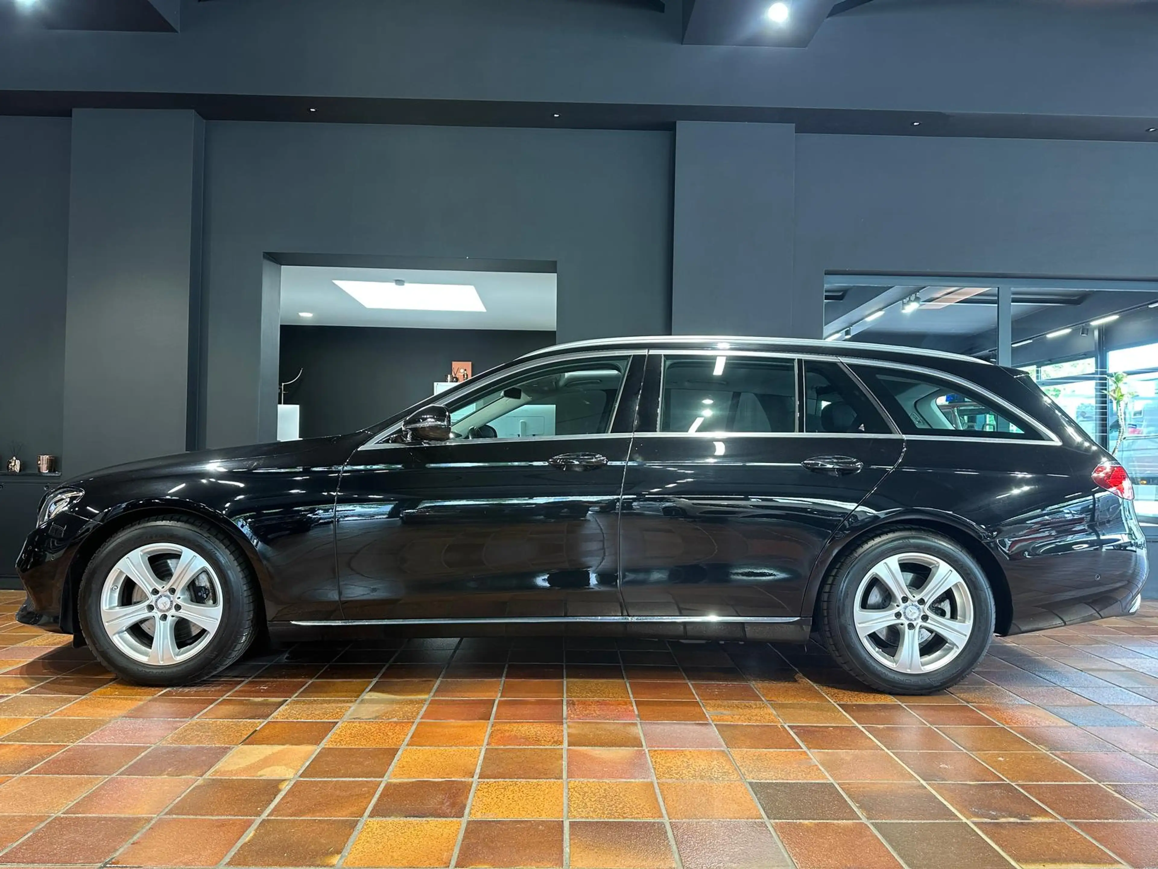 Mercedes-Benz E 250 T 2x AVANTGARDE GLASDACH KAMERA AMBIENTEBELEUCHTUN — photo 2