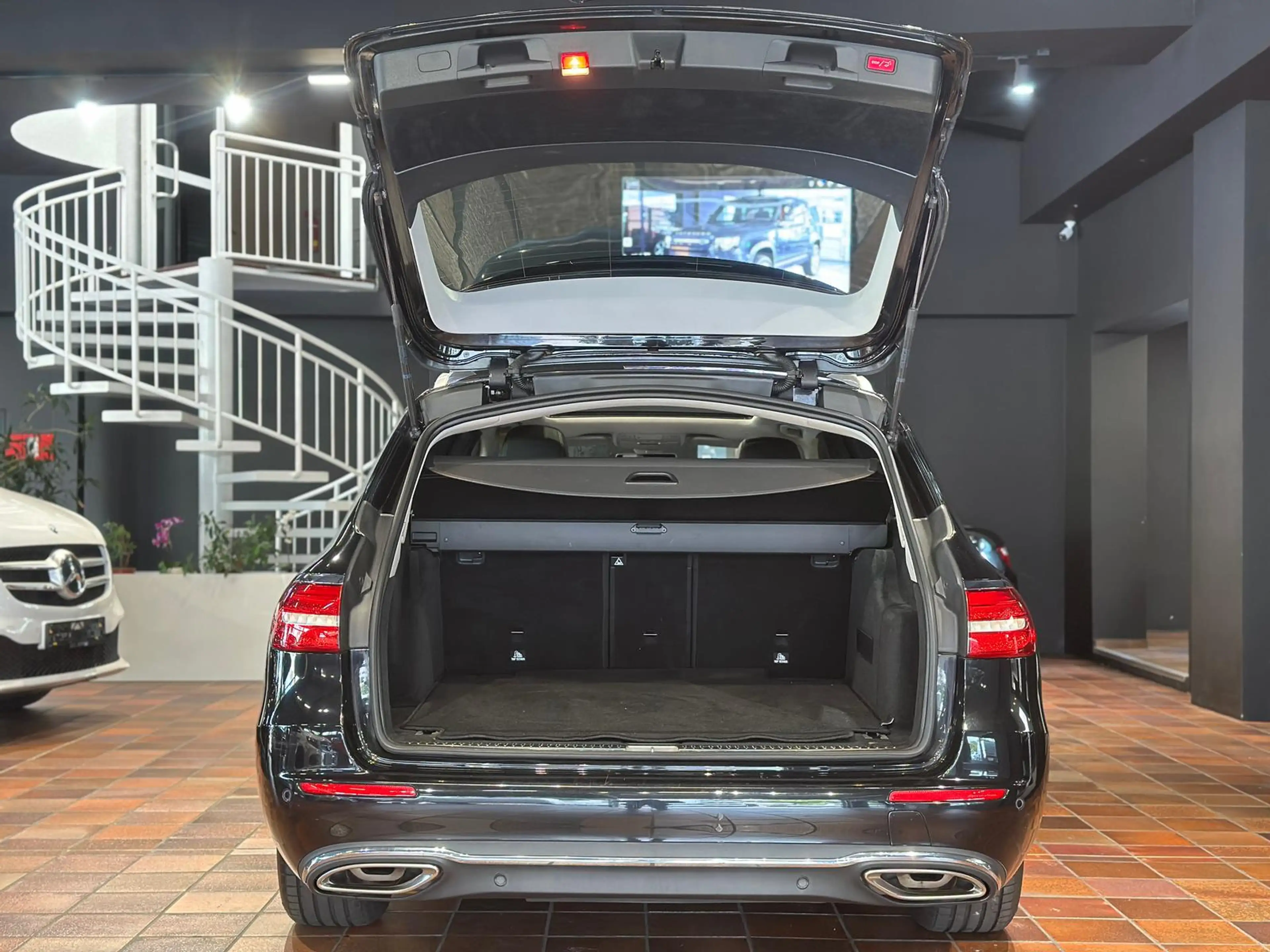 Mercedes-Benz E 250 T 2x AVANTGARDE GLASDACH KAMERA AMBIENTEBELEUCHTUN — photo 5