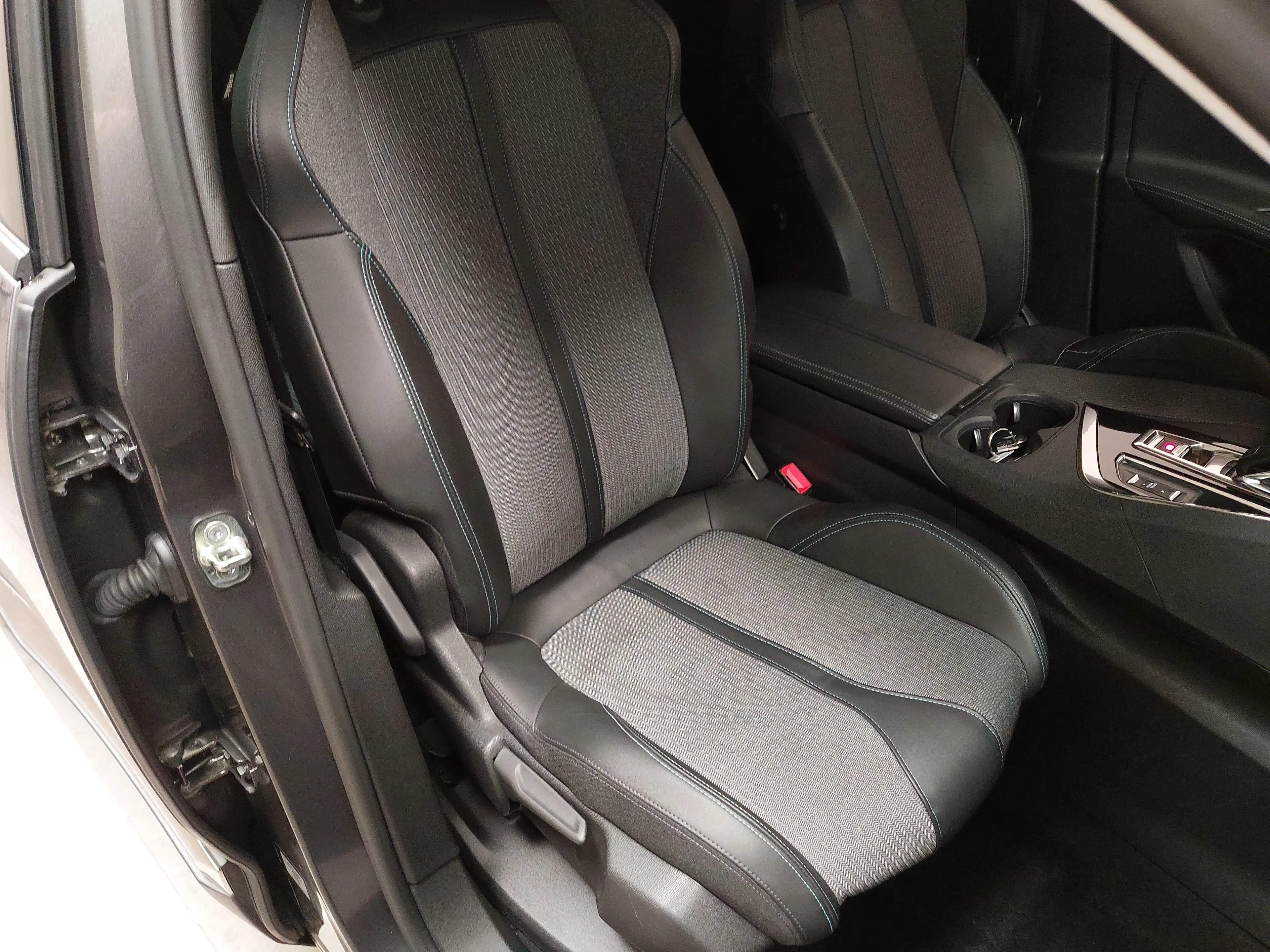 Peugeot 5008 5008 NAVI KLIMAAUT LED RADIO MFL SHZ PDC DAB KAMERA T-Leder RFK — photo 10