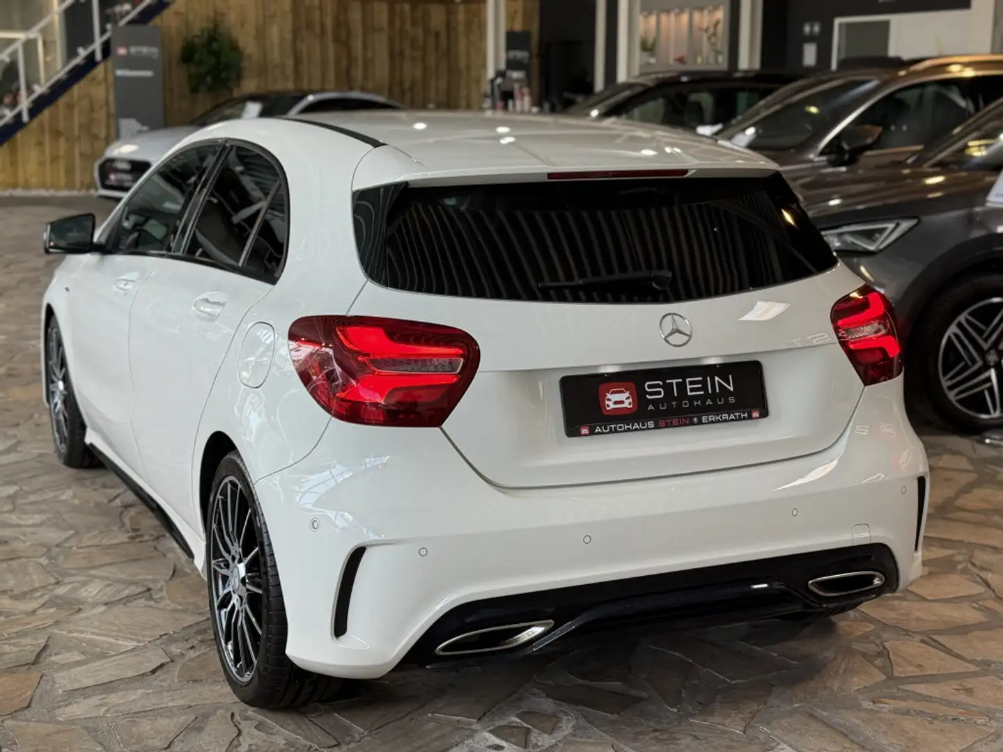 Mercedes-Benz A 180 BlueEfficiency  Edition   AMG   H&K Weiß - 2
