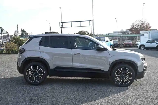 Jeep Avenger view 4