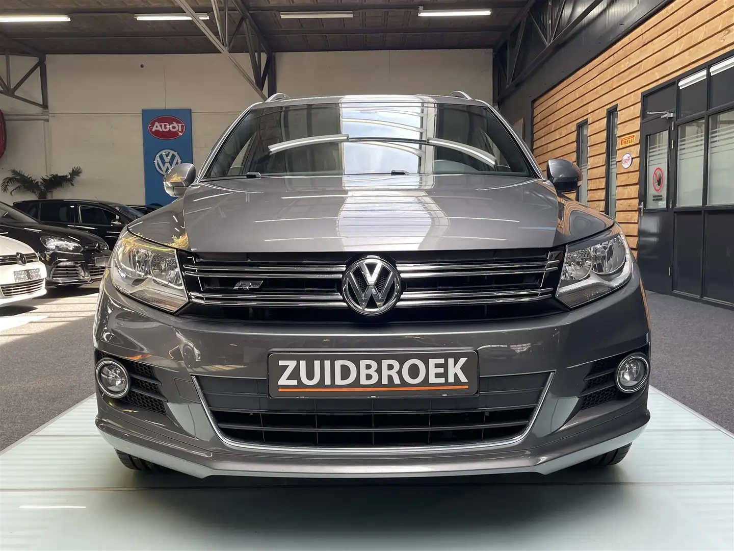 Volkswagen Tiguan 1.4 TSI 122PK R-Line Cruise Trekhaak Airco Gris - 2