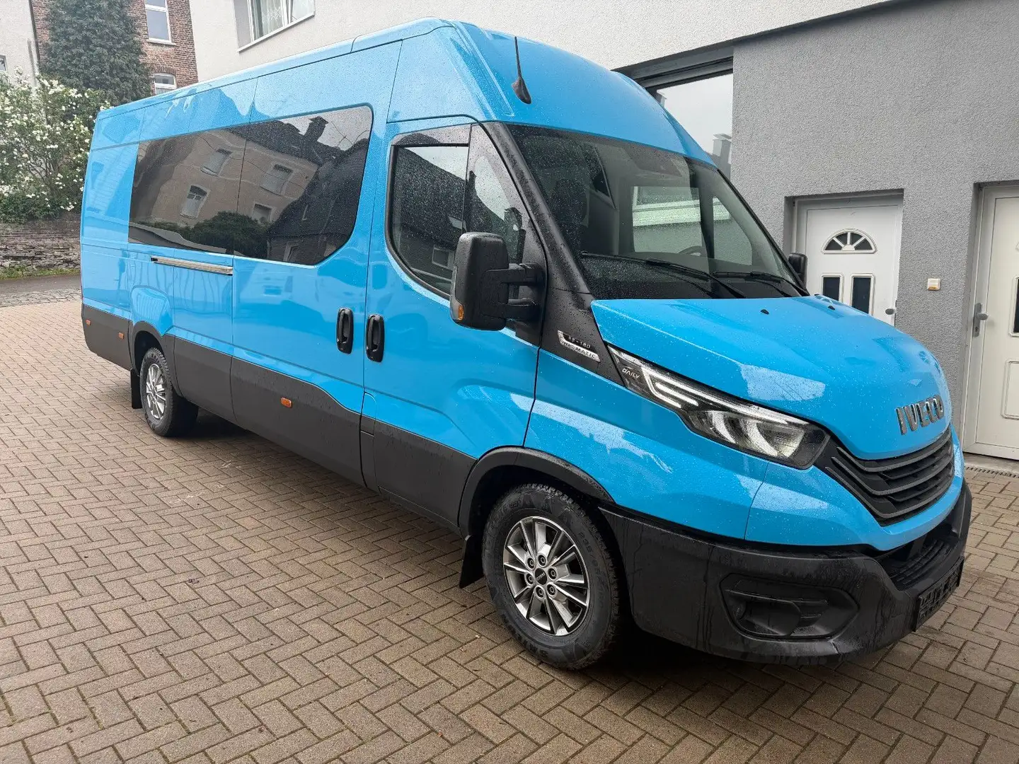 Iveco Sonstige Daily 35-180 9 Sitzer Navi Kamera Automatik LED Blau - 1