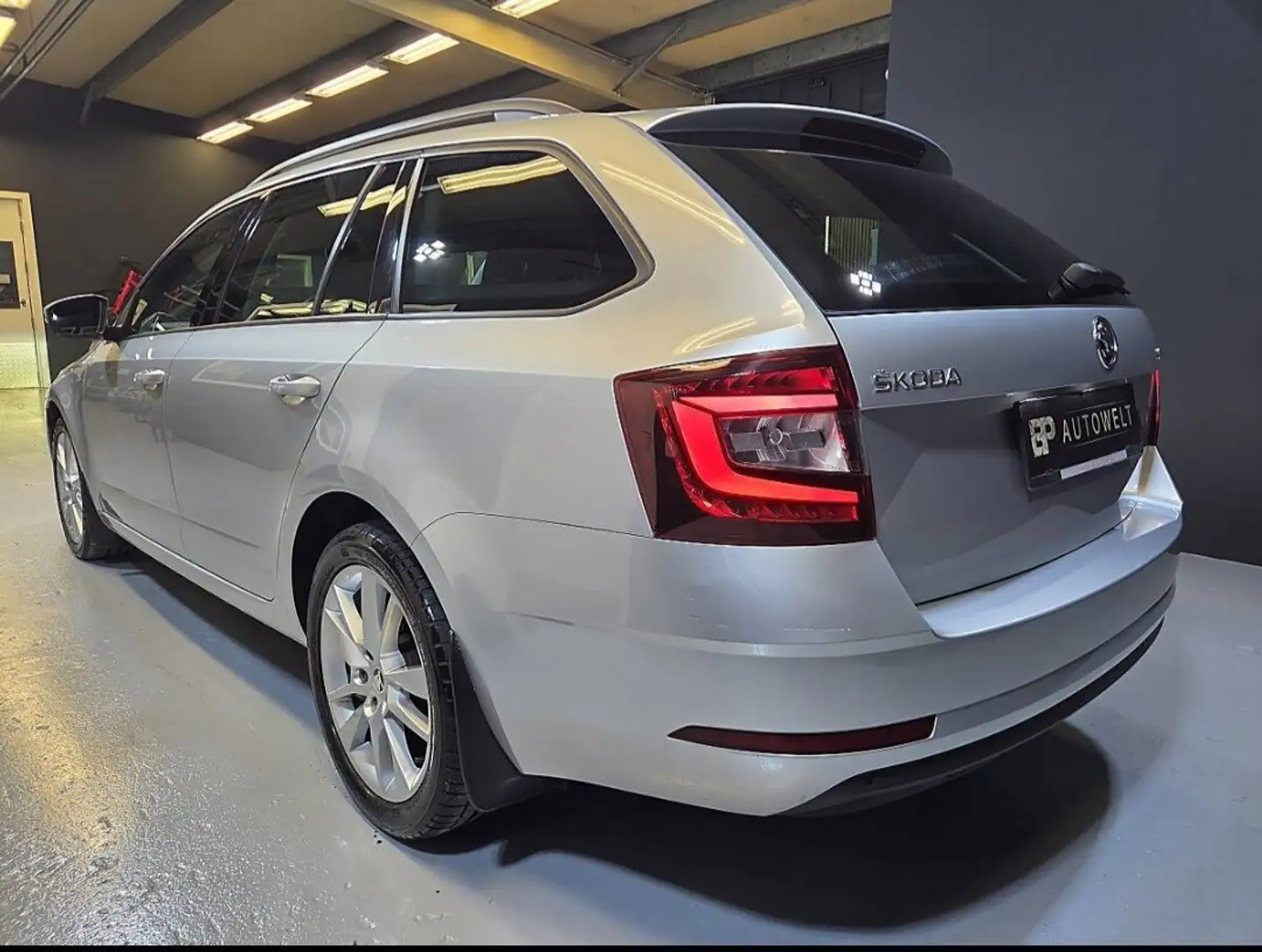 Skoda Octavia Combi 2,0 TDI Ambition DSG Silber - 2