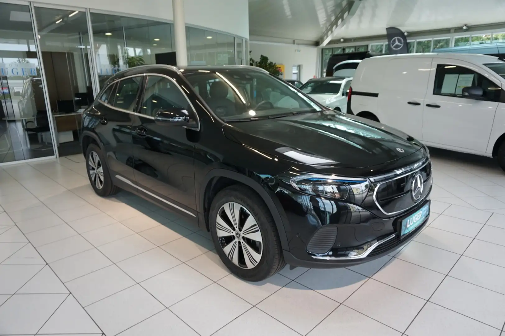 Mercedes-Benz EQA 250 Shz LED Ambi eHeck PTS MBUX CarPlay RKam Schwarz - 1