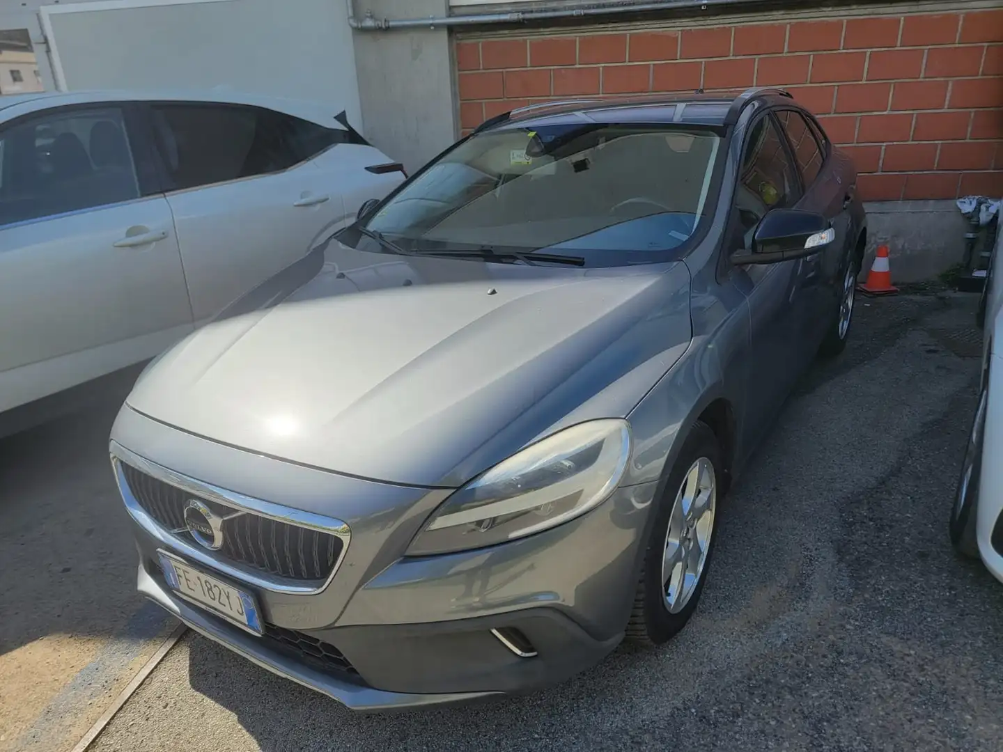 Volvo V40 Cross Country 2.0 D2 Momentum geartronic Gri - 2