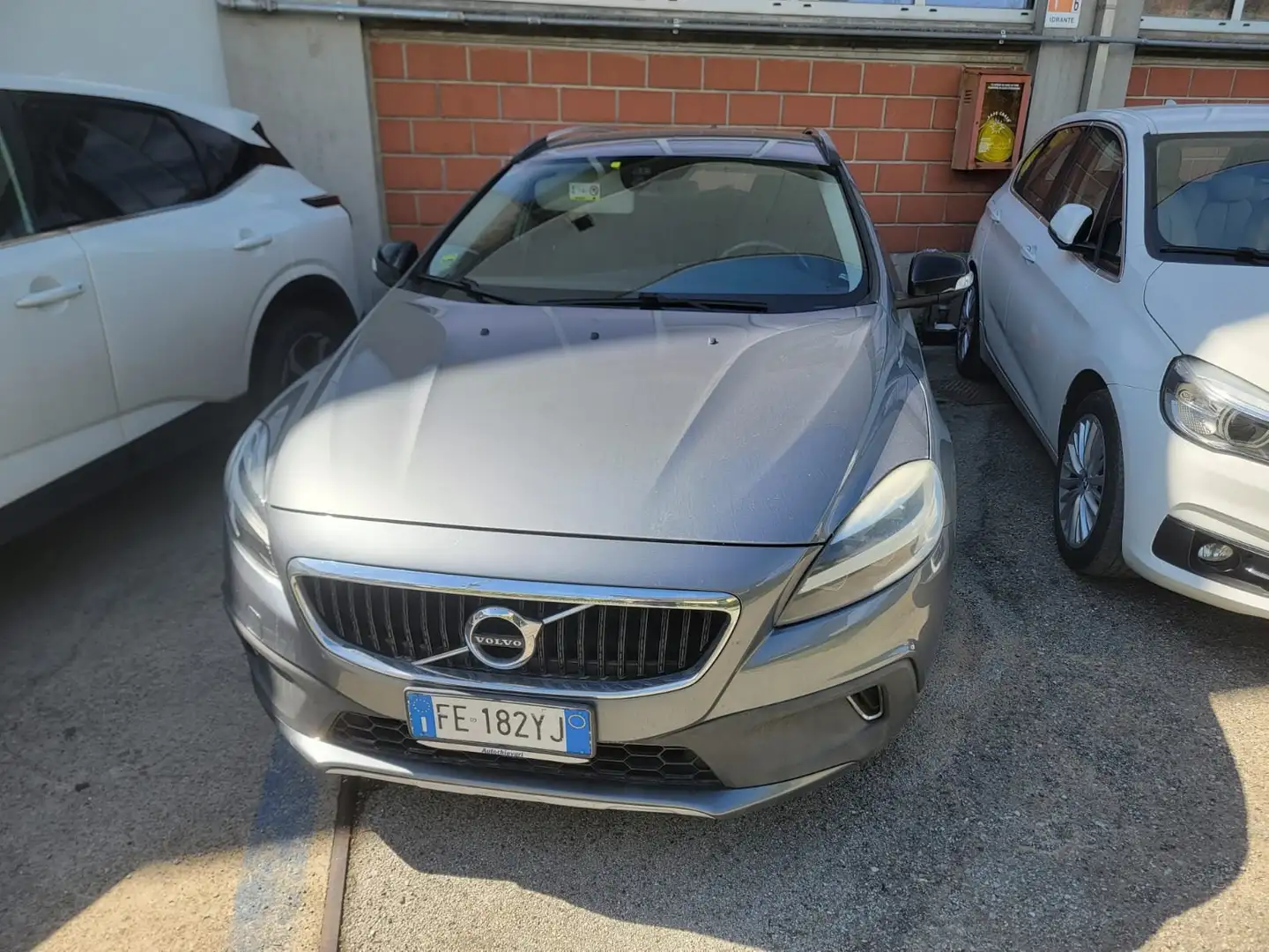 Volvo V40 Cross Country 2.0 D2 Momentum geartronic Grijs - 1