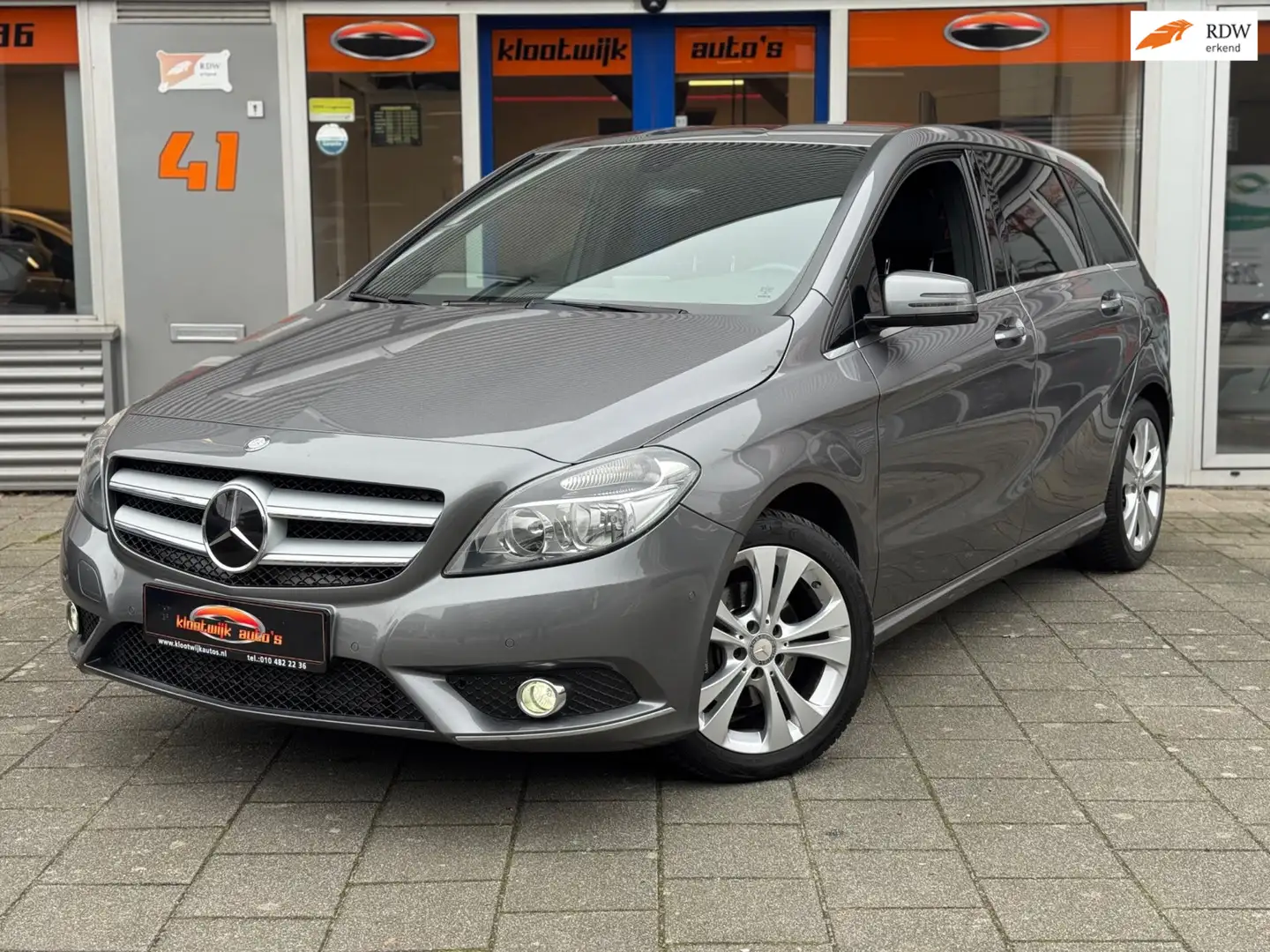 Mercedes-Benz B 180 Ambition Navigatie LM Leder/Stof Dealer Onderhoude Grijs - 1
