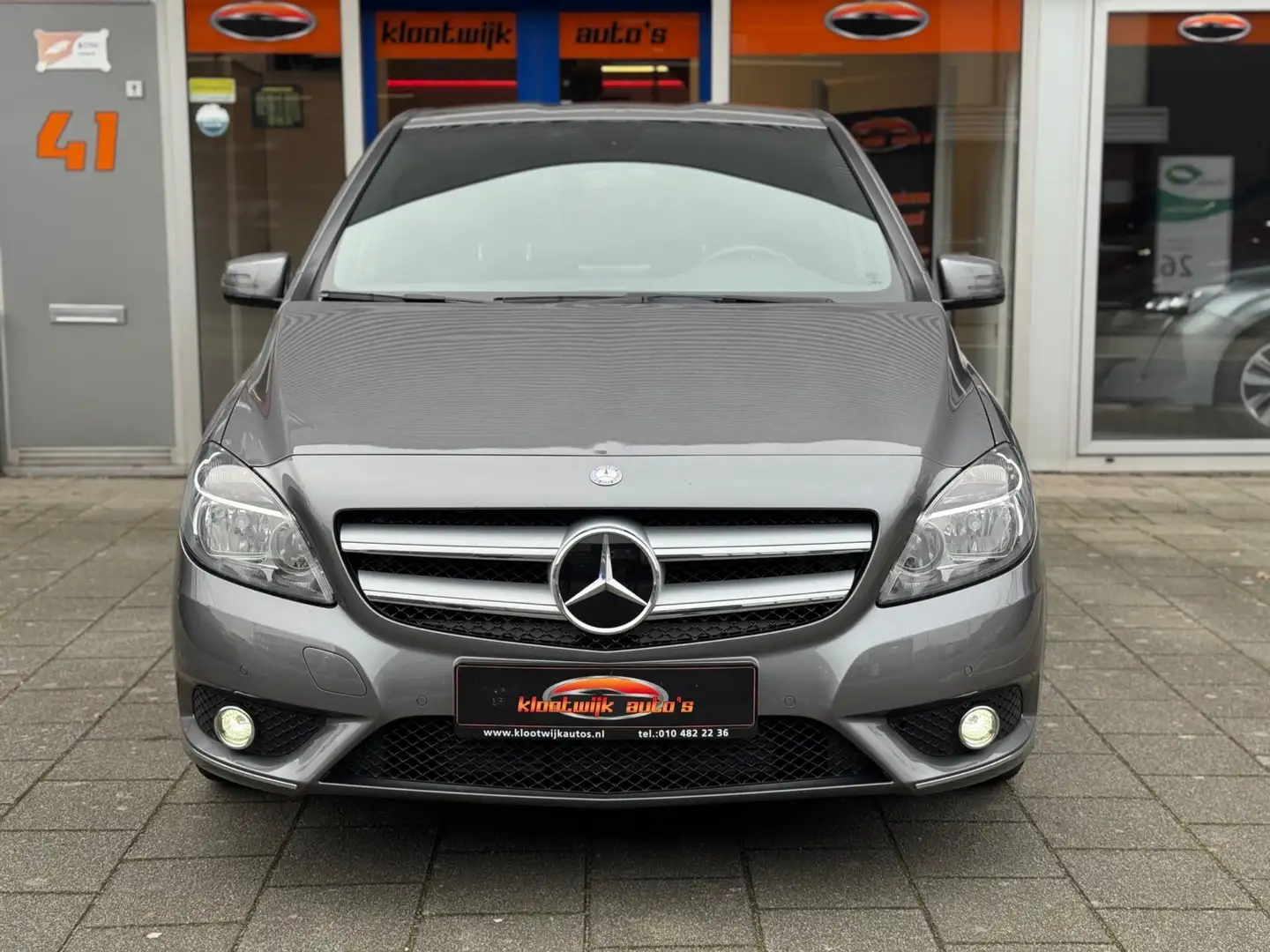 Mercedes-Benz B 180 Ambition Navigatie LM Leder/Stof Dealer Onderhoude Grijs - 2