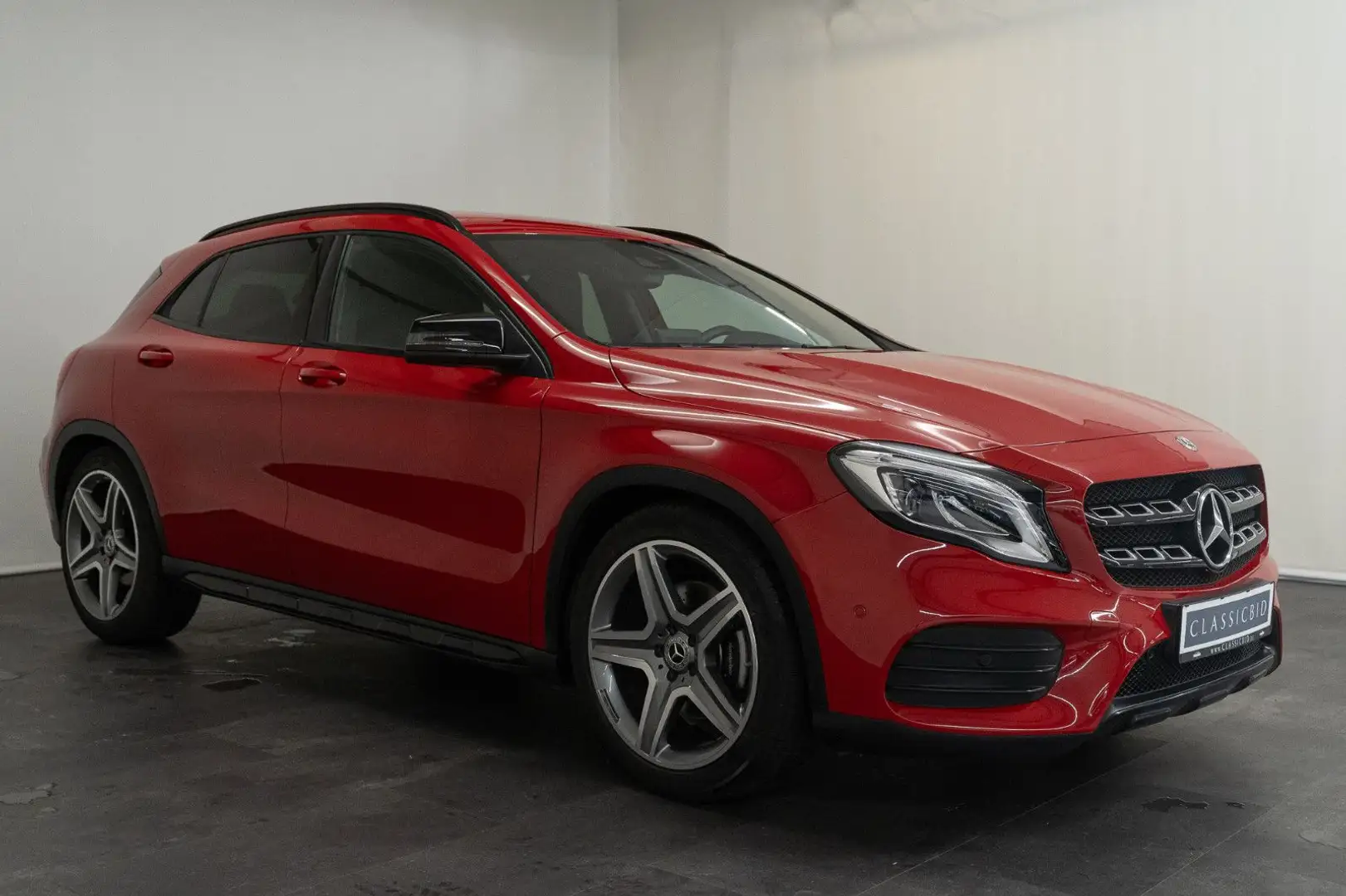 Mercedes-Benz GLA 250 4Matic Rot - 2