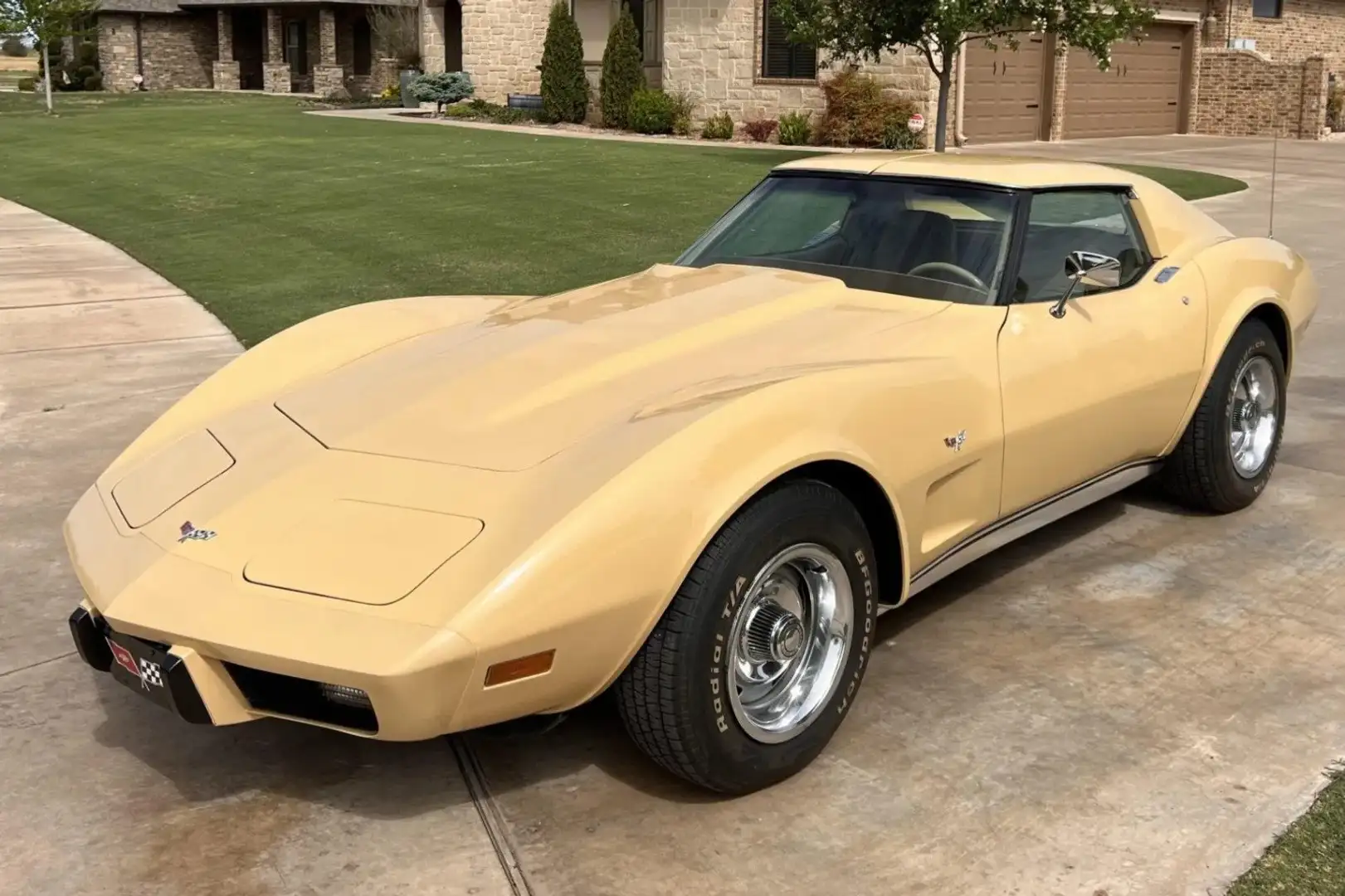 Chevrolet Corvette C3 Бежевый  - 1