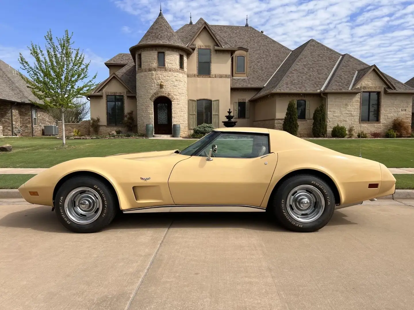 Chevrolet Corvette C3 Бежевый  - 2