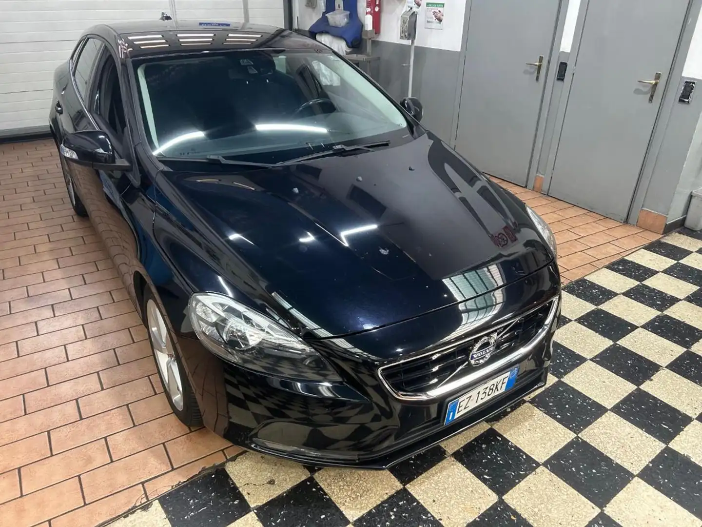Volvo V40 D2 1.6 Powershift Kinetic Noir - 2