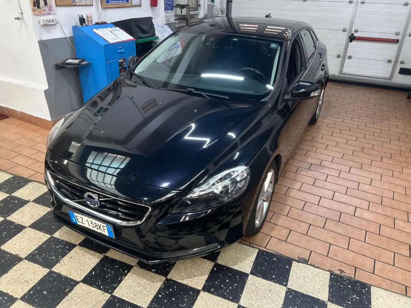 Volvo V40 D2 1.6 Powershift Kinetic Noir - 1