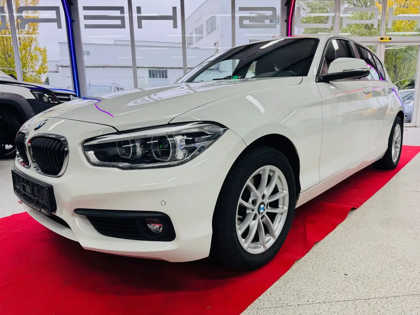 BMW 120 i Advantage -5-trg. -LED -AHK Weiß - 2