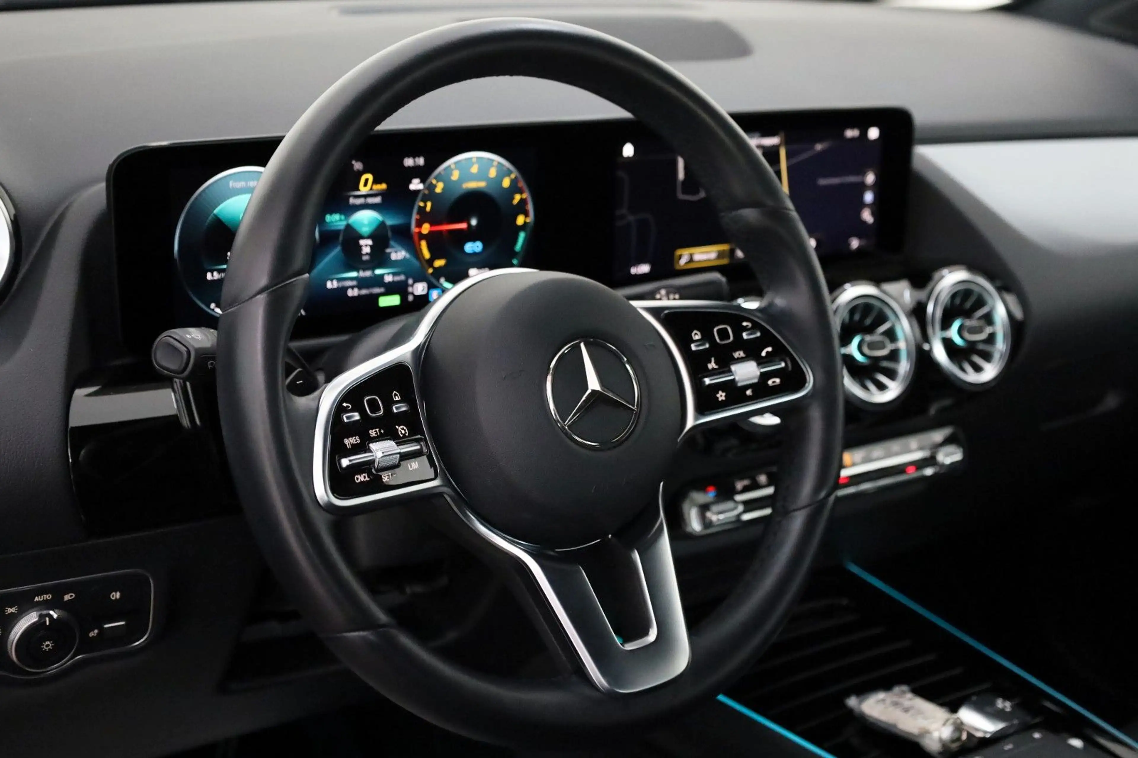 Mercedes-Benz GLA 250 e Style Navi,Park P,Kamera,T.Leder,SH,LED — photo 11
