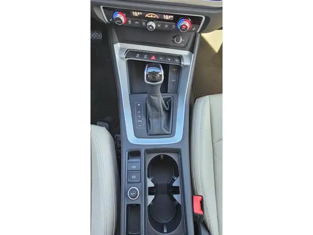 Audi Q3 view 8