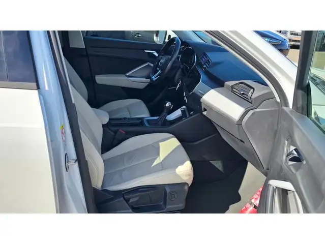 Audi Q3 view 15