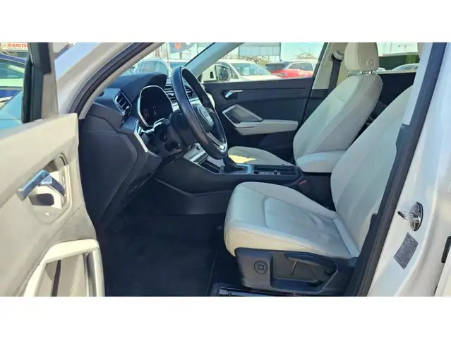 Audi Q3 view 14