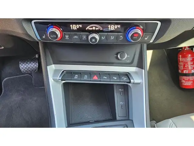 Audi Q3 view 9