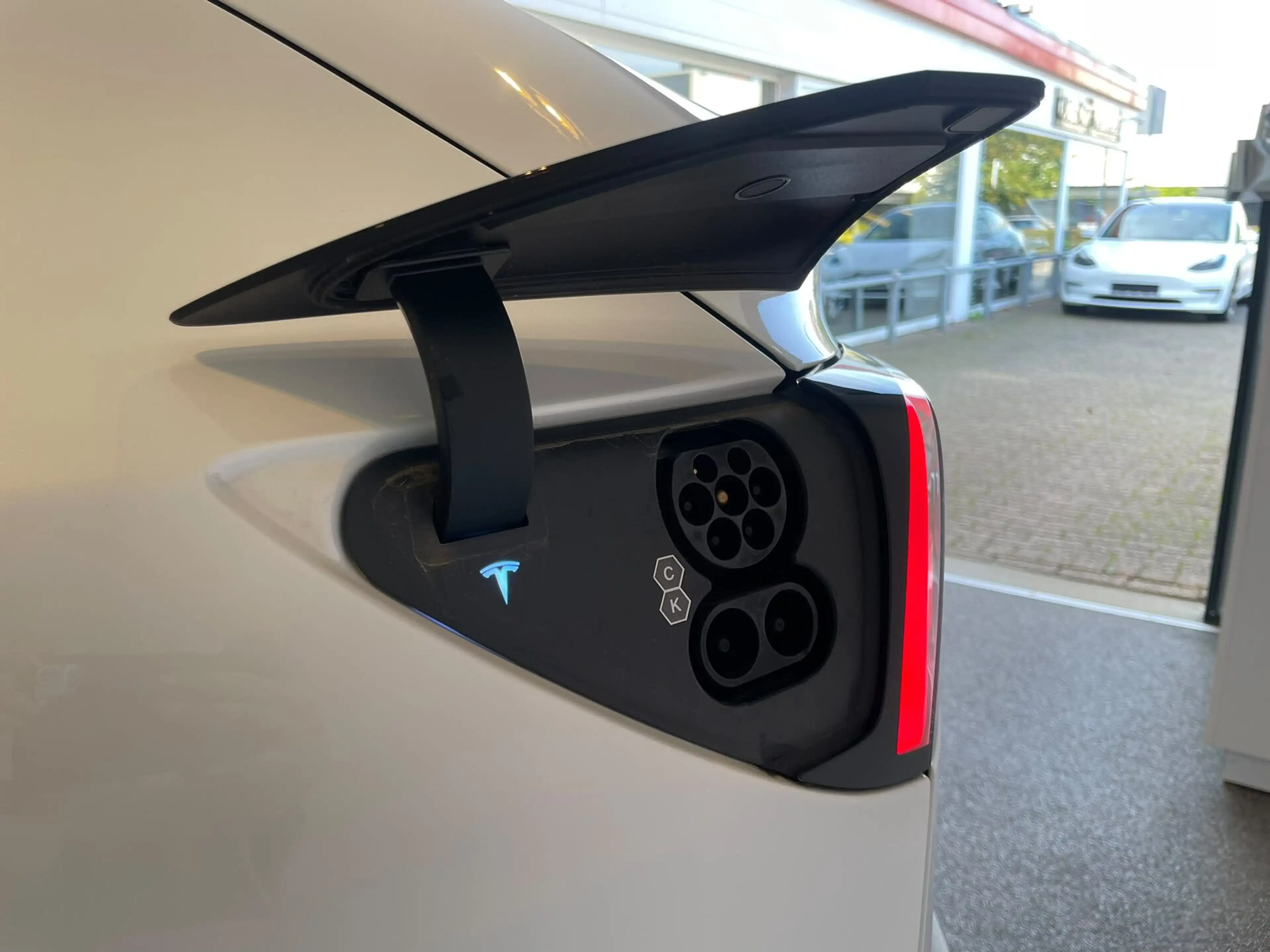 Tesla Model Y Long Range AWD 75 kWh — photo 14