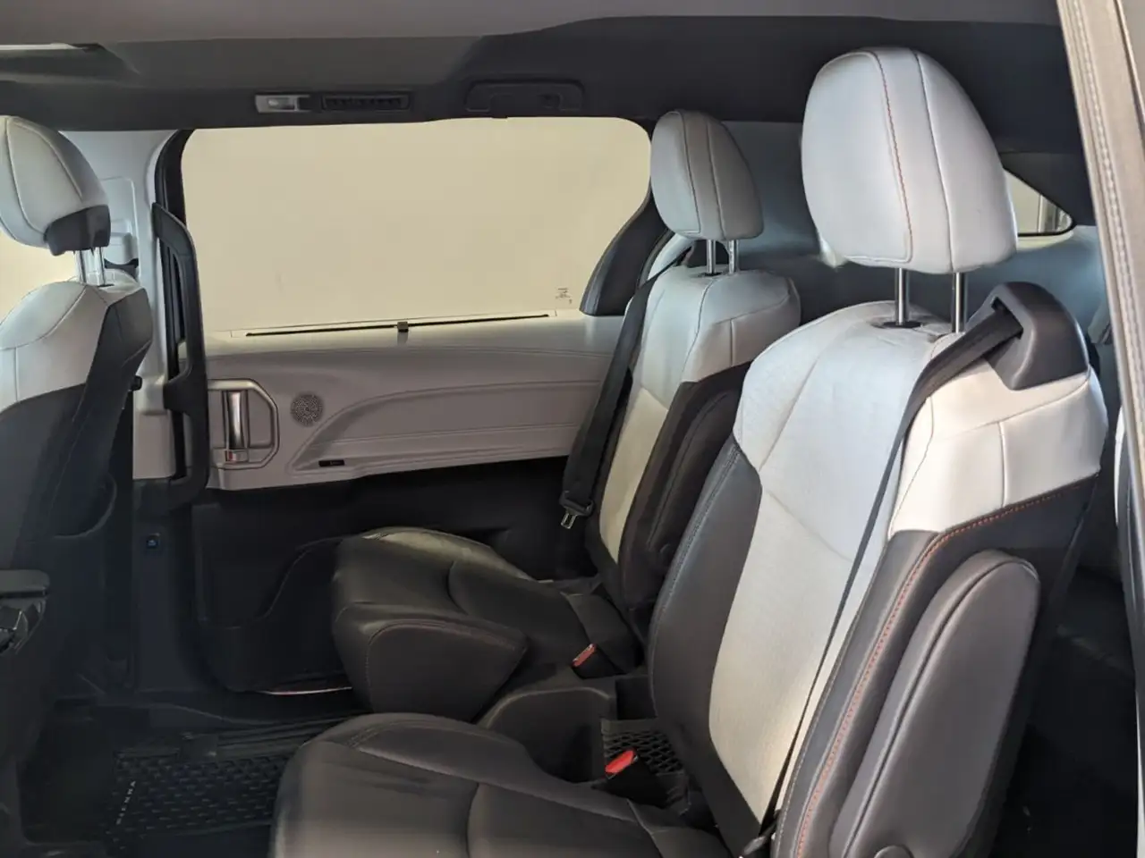 Toyota Sienna снимка Toyota Sienna