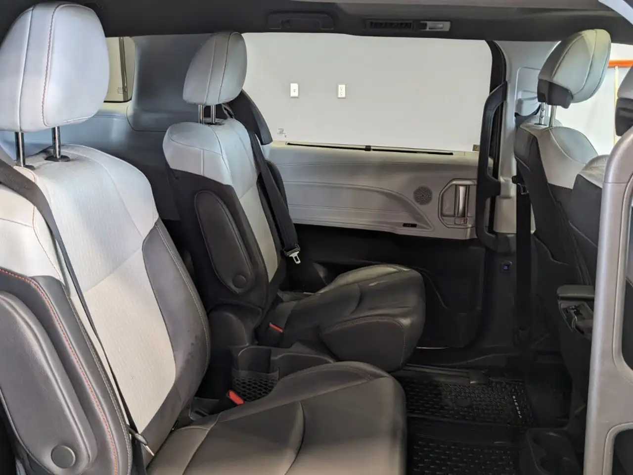 Toyota Sienna снимка Toyota Sienna