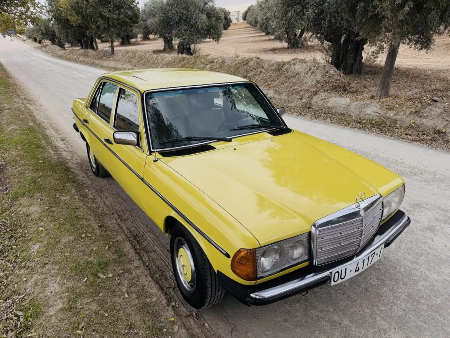 Mercedes-Benz 240 D (123) Geel - 2