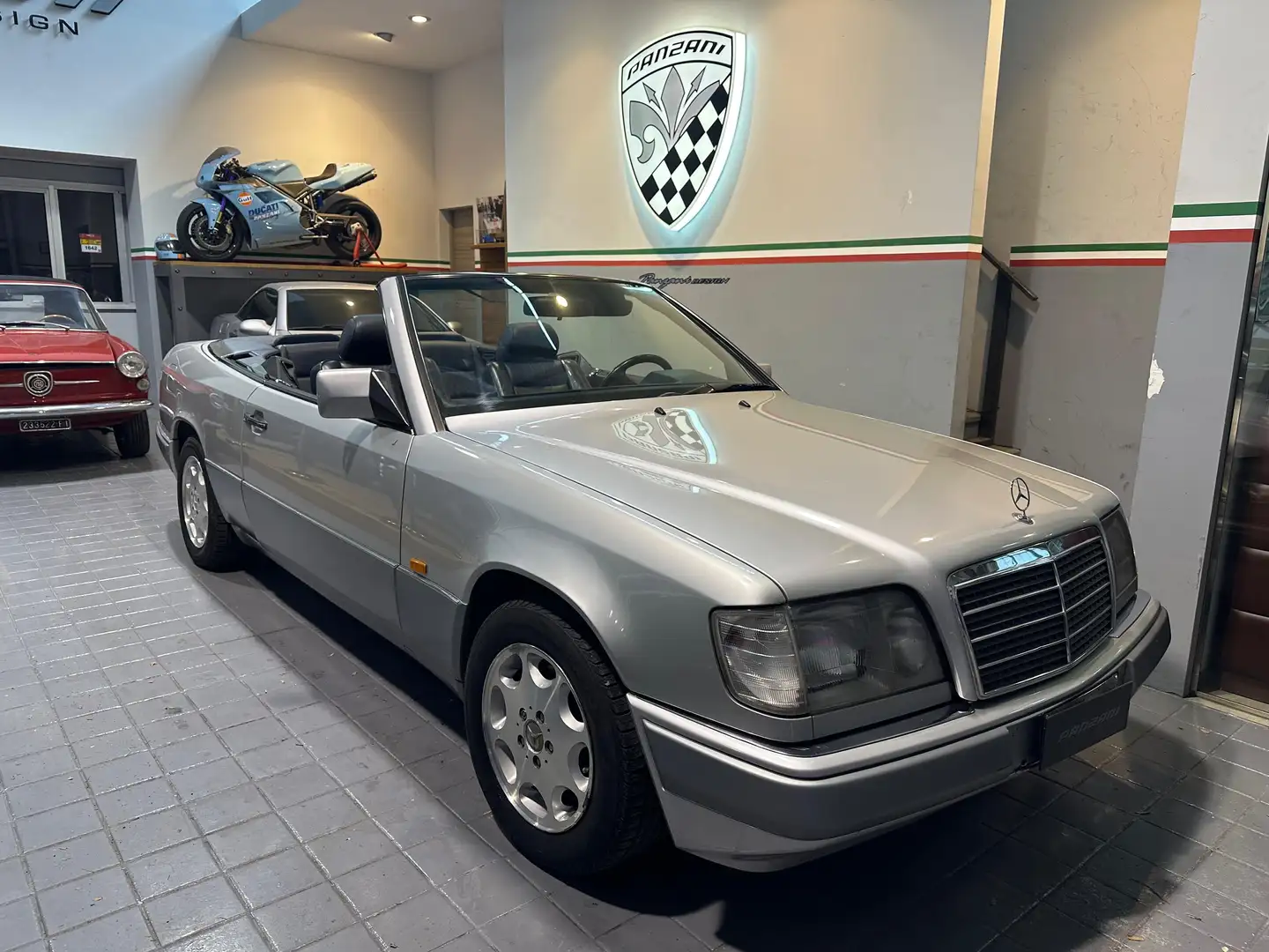 Mercedes-Benz E 200 E Cabrio 200 Zilver - 1